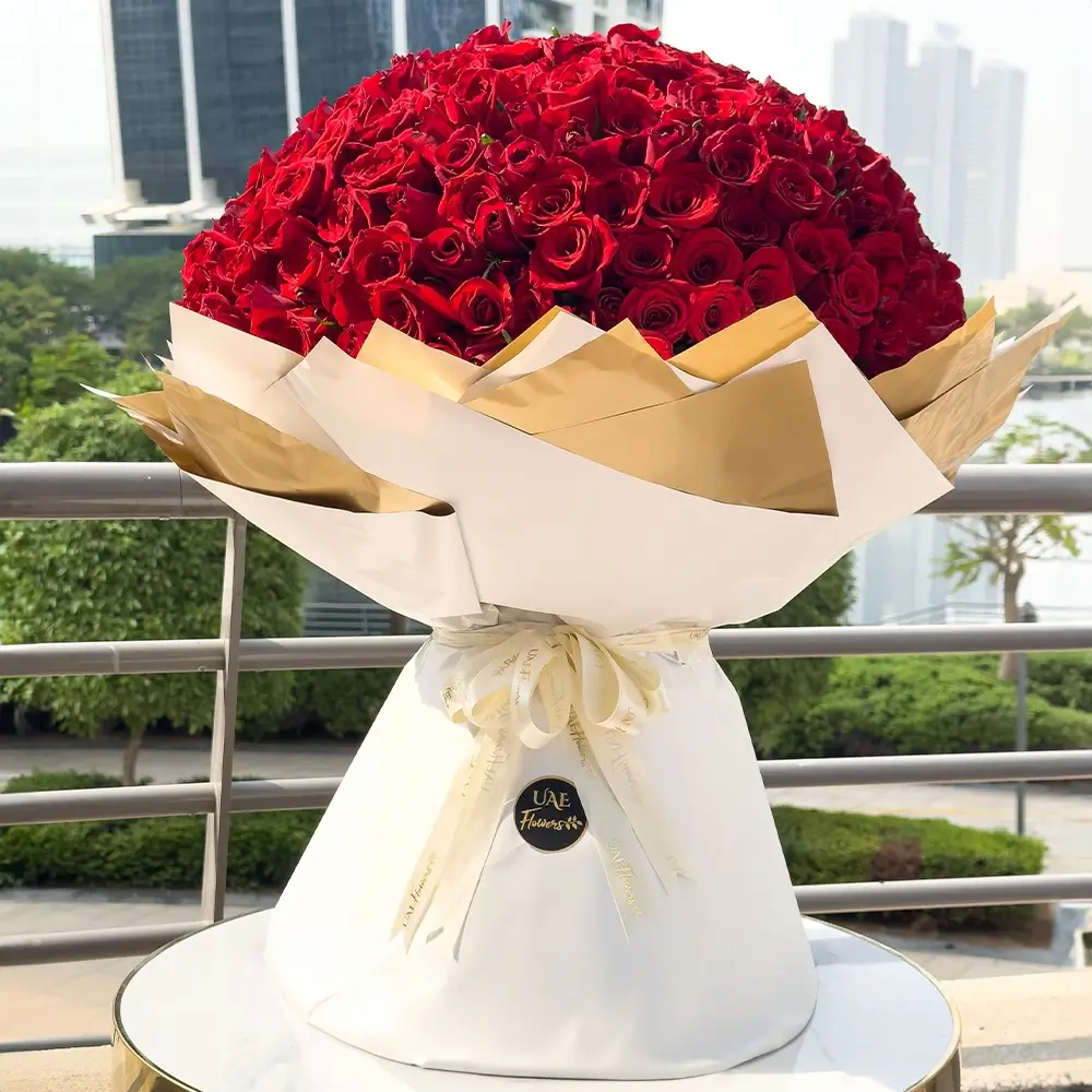 Bouquet of 300 stems of red roses