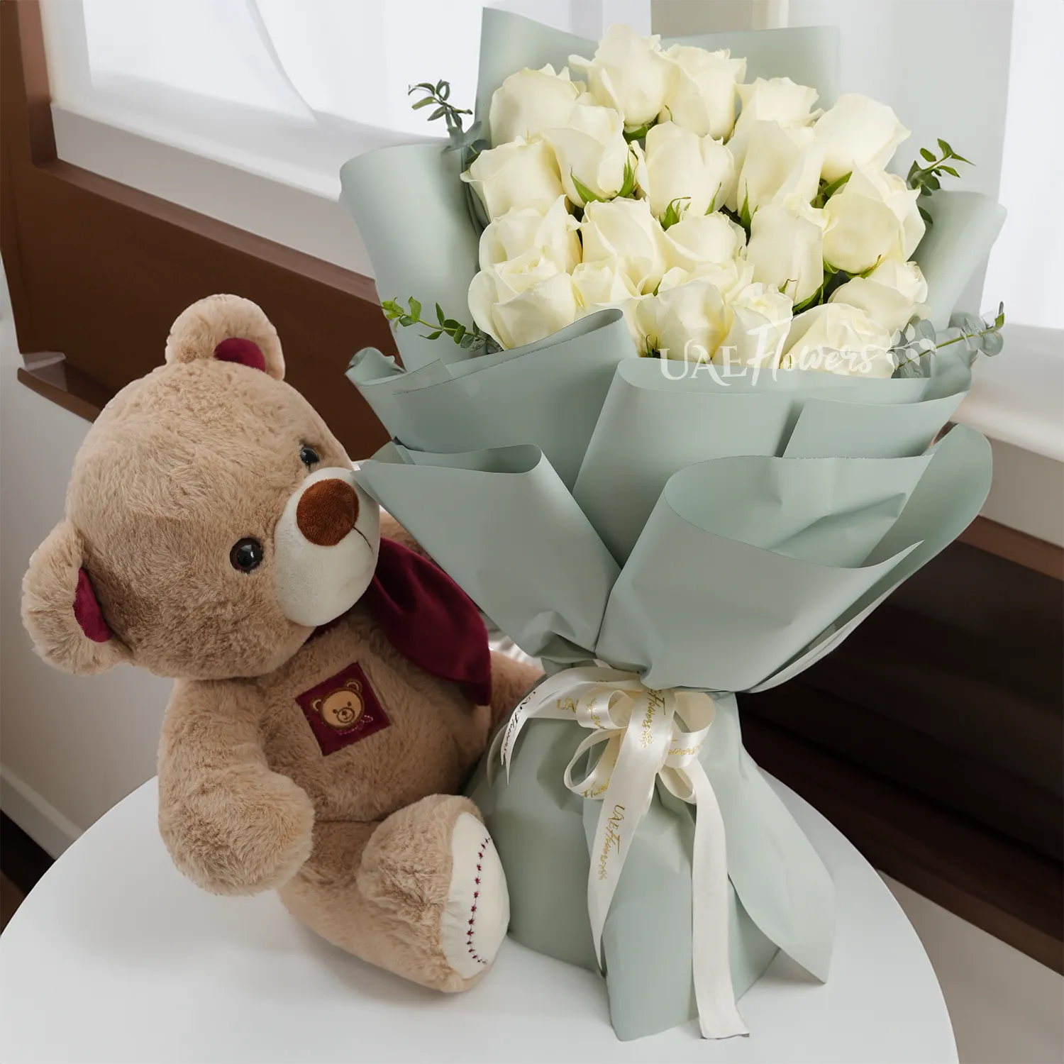Bouquet of 20 white roses with small size brown teddy bear