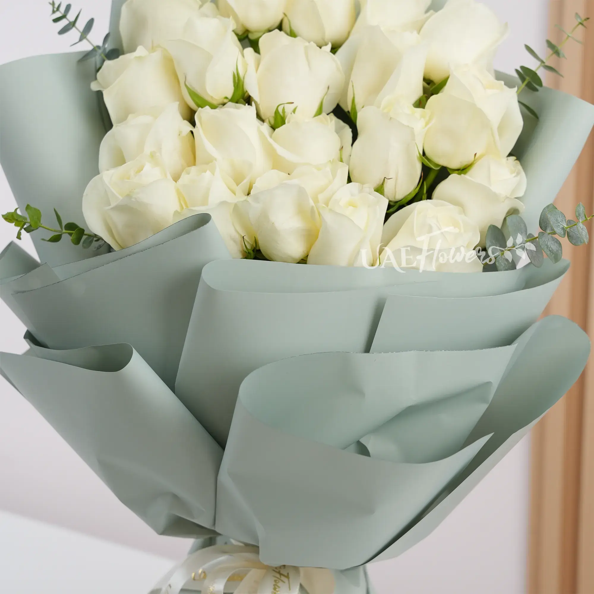 Bouquet of 20 white roses with small size brown teddy bear