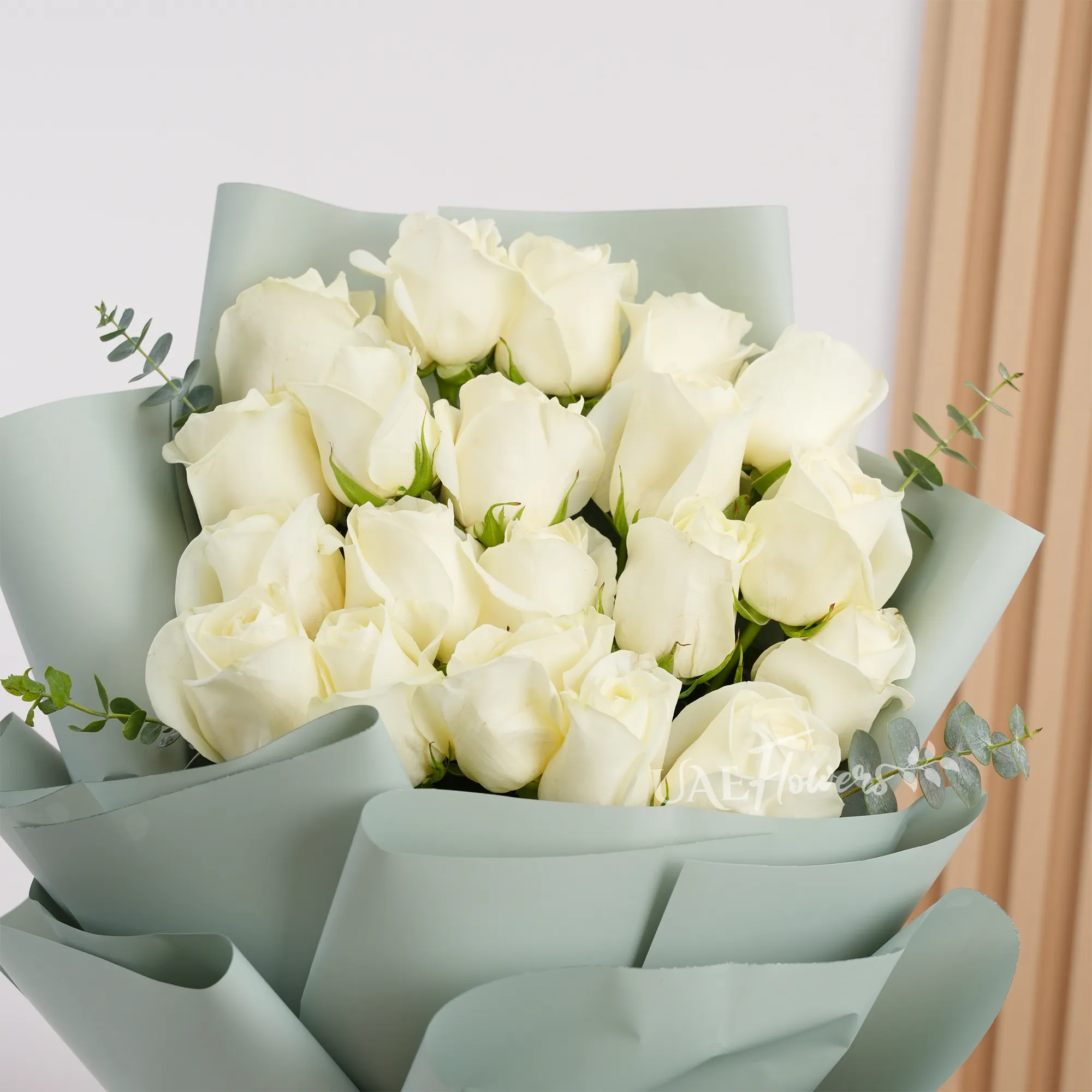 Bouquet of 20 white roses with small size brown teddy bear